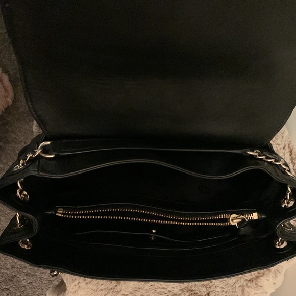 Tory Burch butter soft leather delicately loved. Black with magnetic closure. - Picture 3 of 9